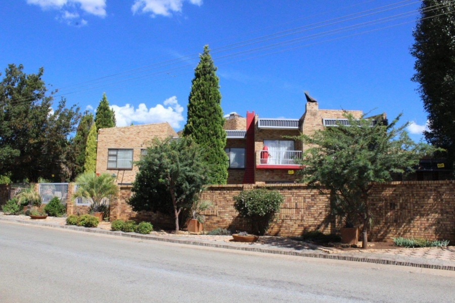 6 Bedroom Property for Sale in Van Der Hoff Park North West